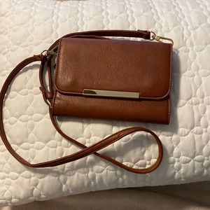 Small crossbody in faux brown leather.